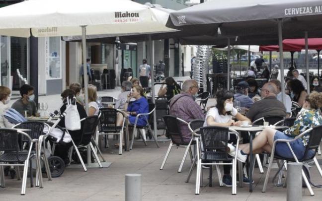 Ciudadanos de Gasteiz disfrutan de las terrazas protegidos con mascarillas.
