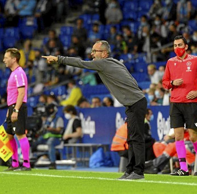 Cervera da instrucciones a sus futbolistas durante la derrota 2-0 ante el Espanyol. Foto: Cádiz CF