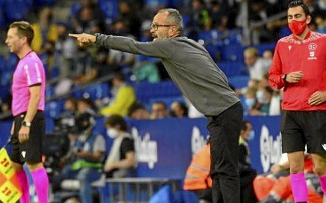 Cervera da instrucciones a sus futbolistas durante la derrota 2-0 ante el Espanyol. Foto: Cádiz CF