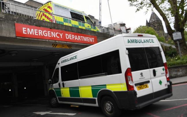 Ambulancias en la entrada del Royal Free hospital en Londres Ambulancias en la entrada del Royal Free hospital en Londres