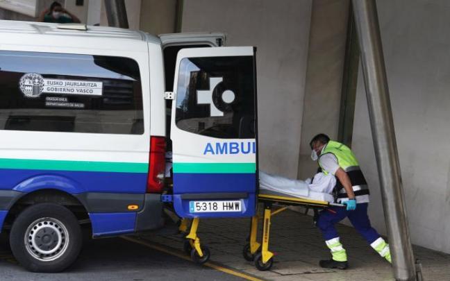 Una ambulancia a las puertas del hospital.