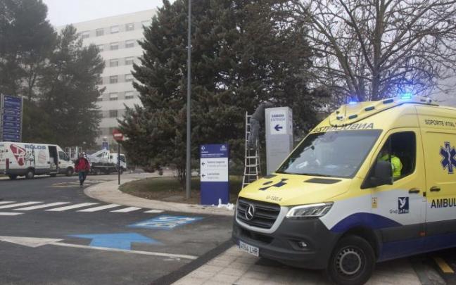 Una ambulancia accede a las nuevas Urgencias de Txagorritxu.