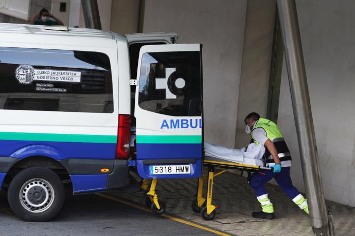 Una ambulancia a las puertas del hospital.
