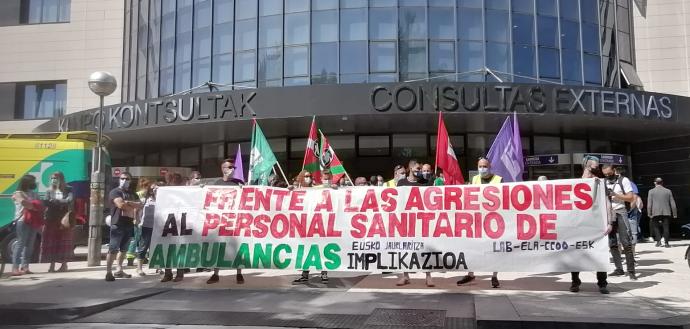 La últimas agresiones sufridas han llevado a los trabajadores de las ambulancias a concentrase ante el edificio de consultas externas del HUA