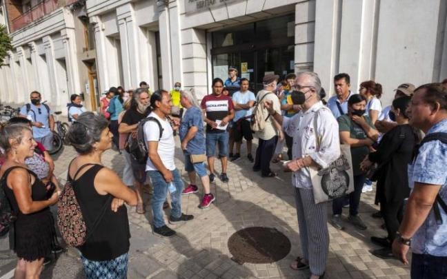 Exterior del área de Seguridad Ciudadana, este viernes en la adjudicación de los puestos de Recoletas y Taconera. Exterior del área de Seguridad Ciudadana, este viernes en la adjudicación de los puestos de Recoletas y Taconera.