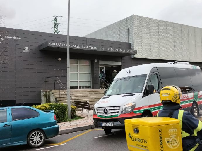 El Ayuntamiento de Abanto habilita un minibús para acercar al ambulatorio de Gallarta a los pacientes de Las Carreras.