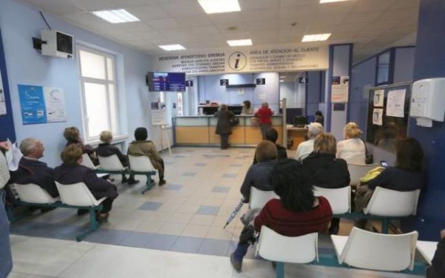 Varias personas esperan a a ser atendidas en un ambulatorio.