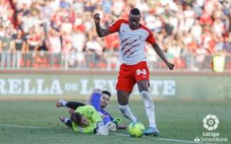 Umar Sadiq supera a Unai Marino en el tercer gol del Almería. Umar Sadiq supera a Unai Marino en el tercer gol del Almería.