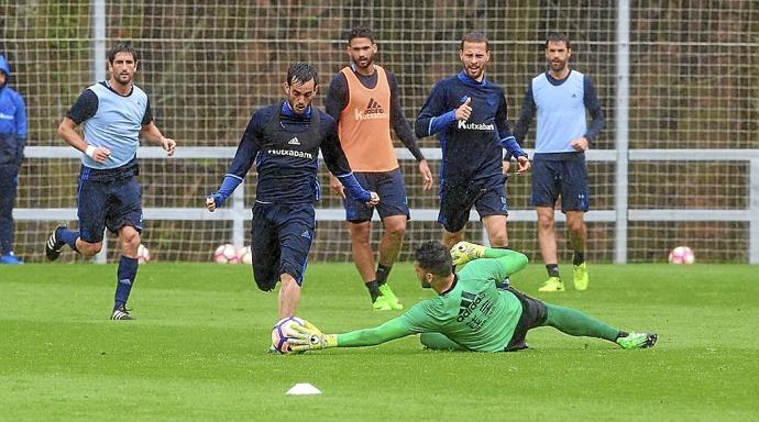 Juanmi, Willian José y Canales, en un entrenamiento con la Real Sociedad en Zubieta . Foto: Efe