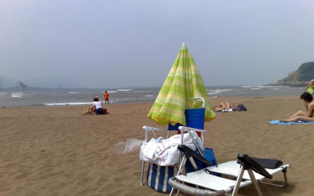 Imagen de amenaza de galerna en una playa. Imagen de amenaza de galerna en una playa.