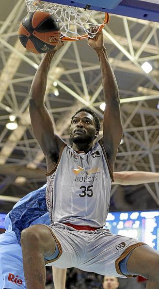 Nnoko se cuelga del aro en un partido con el San Pablo Burgos. Foto: ACB Photo