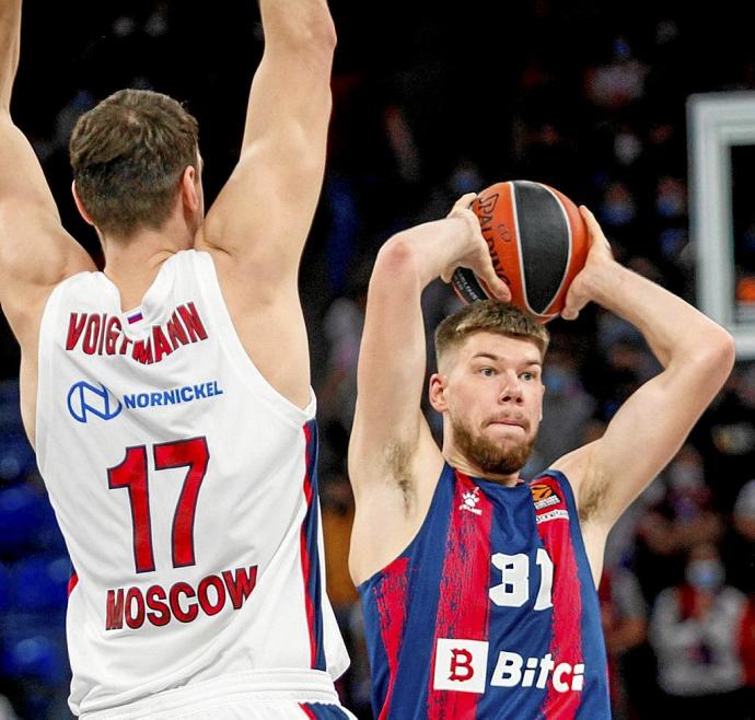 Giedraitis controla el balón en presencia de Voigtmann. Foto: Jorge Muñoz