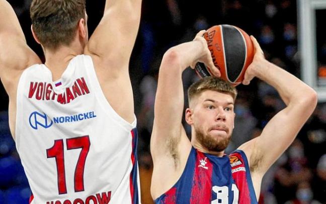 Giedraitis controla el balón en presencia de Voigtmann. Foto: Jorge Muñoz