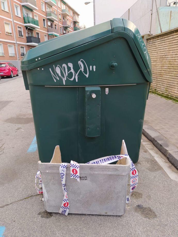 Pieza de fibrocemento en plena calle de Pamplona en la mañana del viernes.