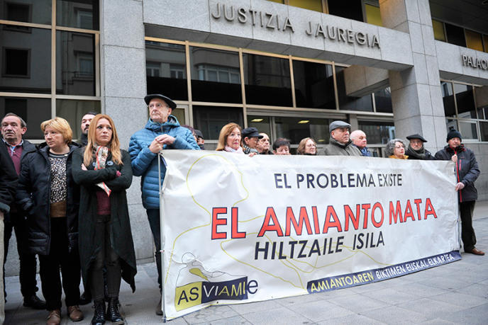 Protesta de la Asociación de Víctimas del amianto de Euskadi.