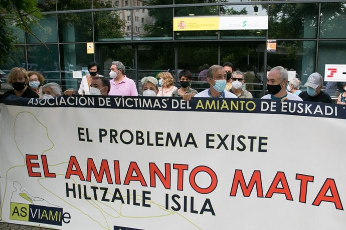 Concentración por las victimas del amianto frente a la sede de la Seguridad Social en Donostia