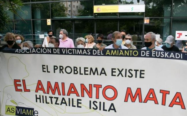 Concentración por las victimas del amianto frente a la sede de la Seguridad Social en Donostia