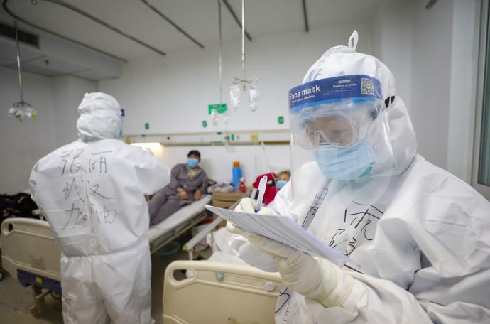 Varios médicos atienden a pacientes con covid-19 en un hospital de Wuhan.