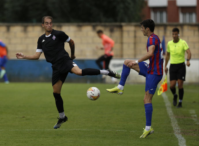 Asier Etxaburu pelea por un balón en el amistoso de pretemporada disputado ante el Eibar en Urritxe.