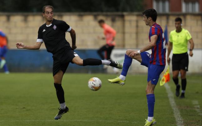 Asier Etxaburu pelea por un balón en el amistoso de pretemporada disputado ante el Eibar en Urritxe.