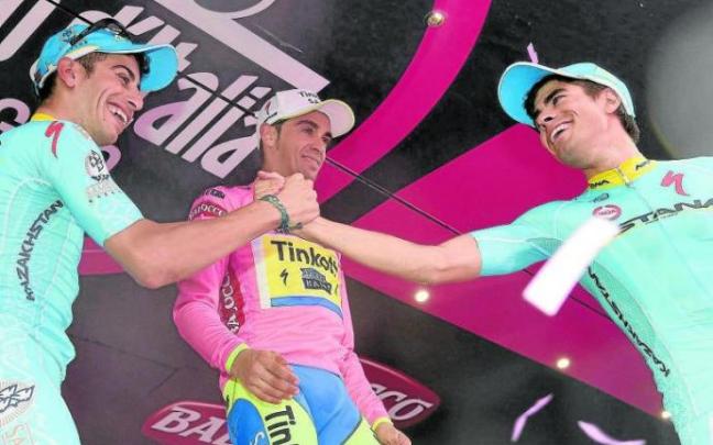 Landa se subió al podio del Giro por primera vez en 2015 tras vencer dos etapas en la carrera que ganó Contador y Aru fue segundo. Foto: N.G. Landa se subió al podio del Giro por primera vez en 2015 tras vencer dos etapas en la carrera que ganó Contador y Aru fue segundo. Foto: N.G.