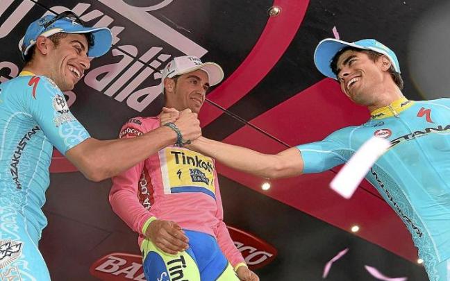 Landa se subió al podio del Giro por primera vez en 2015 tras vencer dos etapas en la carrera que ganó Contador y Aru fue segundo. Landa se subió al podio del Giro por primera vez en 2015 tras vencer dos etapas en la carrera que ganó Contador y Aru fue segundo.