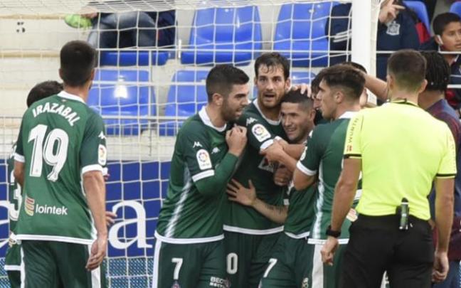 Los jugadores del Amorebieta celebran el gol.