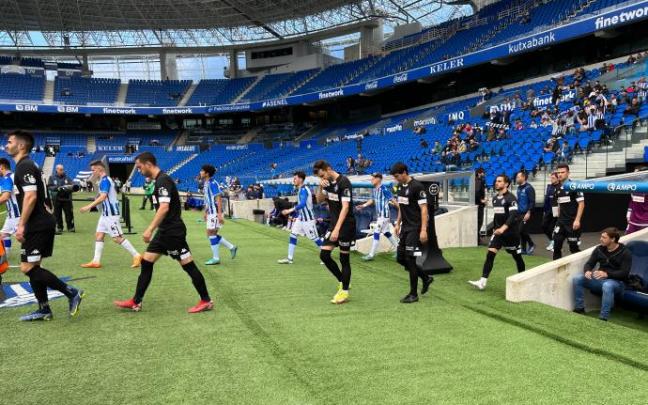 Los jugadores de ambos equipos saltan al césped del Reale Arena.