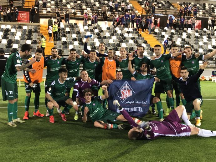 Los jugadores del Amorebieta celebran el gol de Mikel Álvaro, el primero del partido.