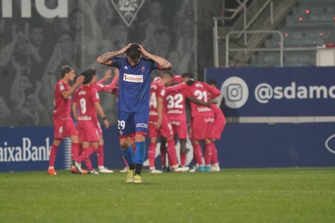 Sergio Moreno se lamenta mientras el Leganés celebra un gol