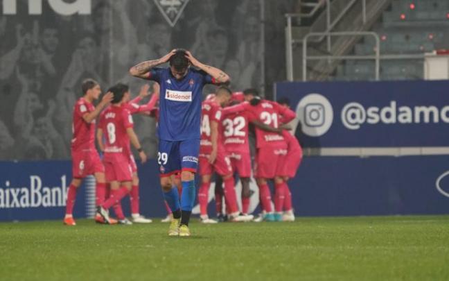 Sergio Moreno se lamenta mientras el Leganés celebra un gol