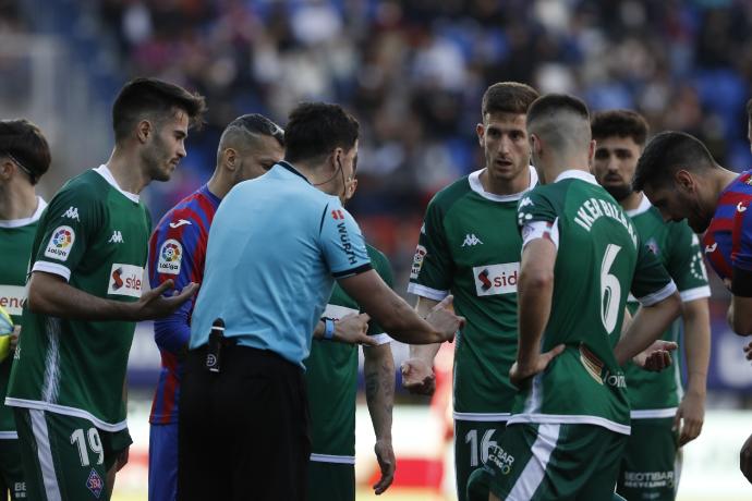 Los jugadores del Amorebieta protestan una decisión arbitral.