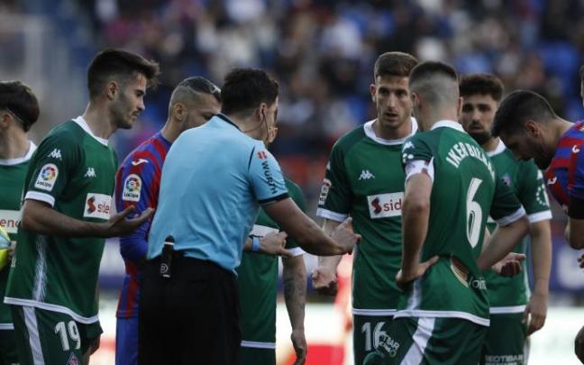 Los jugadores del Amorebieta protestan una decisión arbitral.