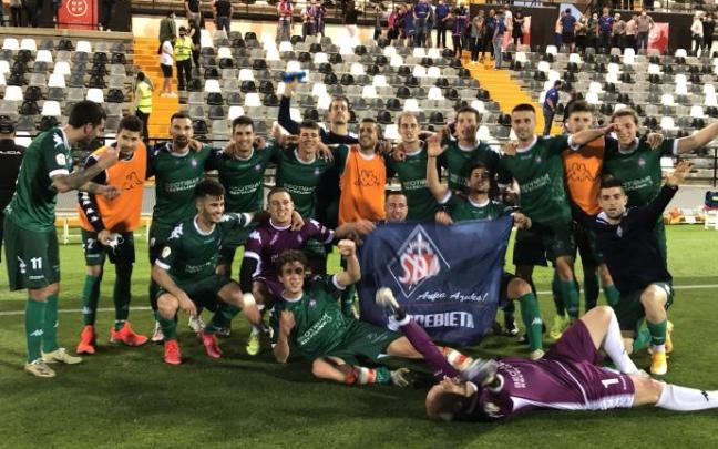 Los jugadores del Amorebieta celebran el gol de Mikel Álvaro, el primero del partido.