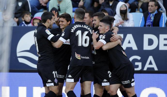 Los jugadores del Amorebieta se abrazan en la celebración de uno de los goles de Gorka Guruzeta.