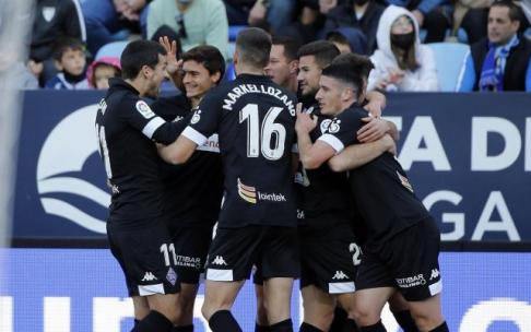 Los jugadores del Amorebieta se abrazan en la celebración de uno de los goles de Gorka Guruzeta.
