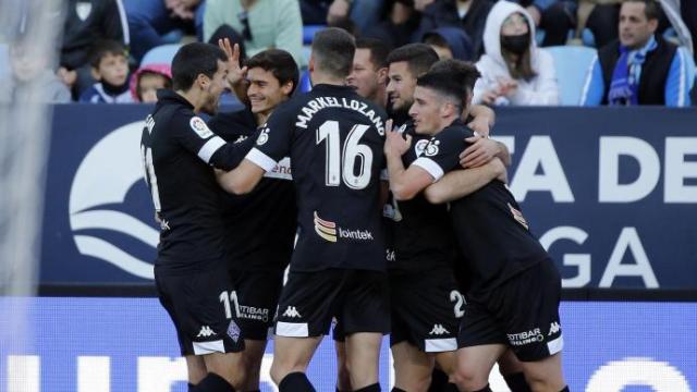 Los jugadores del Amorebieta se abrazan en la celebración de uno de los goles de Gorka Guruzeta.