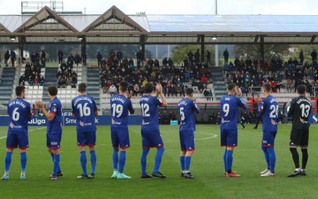 Los jugadores del Amorebieta saludan a los aficionados en Lezama.