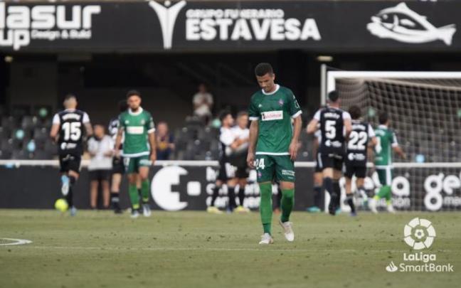 Gorka Guruzeta, cabizbajo en primer plano tras encajar el Amorebieta un gol anotado por el Cartagena.