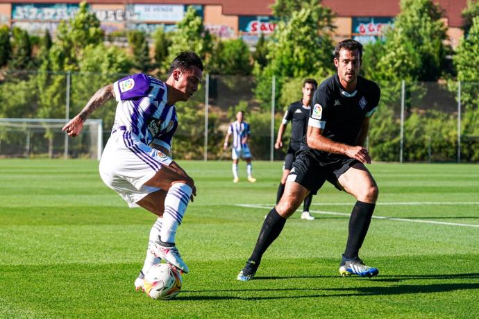 Iñigo Orozko pugna por un balón con un rival.