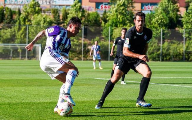 Iñigo Orozko pugna por un balón con un rival.