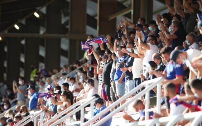 Aficionados del Amorebieta animan al equipo en Lezama. Aficionados del Amorebieta animan al equipo en Lezama.