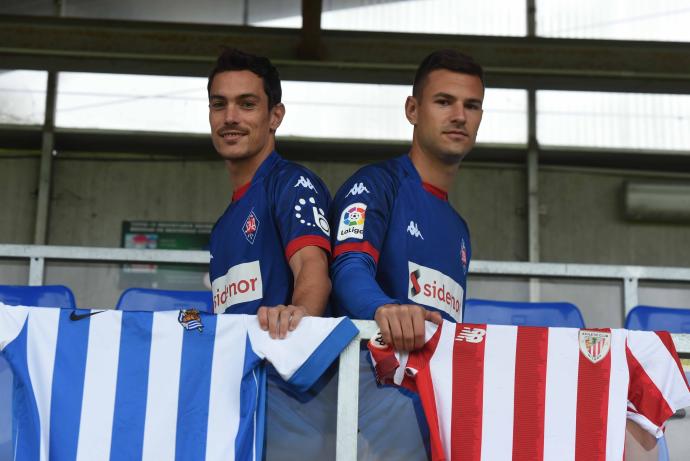 Josu Ozkoidi y Gorka Guruzeta posan con las camisetas de la Real y del Athletic.