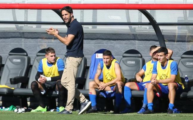 Varios jugadores del Amorebieta en el banquillo durante un encuentro. Varios jugadores del Amorebieta en el banquillo durante un encuentro.