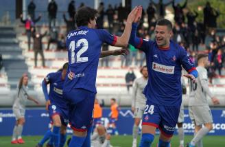 San José celebra con Guruzeta uno de los goles del Amorebieta ante el Ibiza.