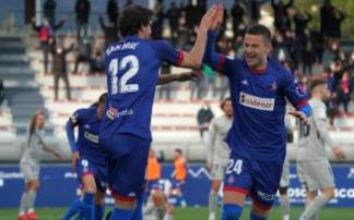 San José celebra con Guruzeta uno de los goles del Amorebieta ante el Ibiza. San José celebra con Guruzeta uno de los goles del Amorebieta ante el Ibiza.