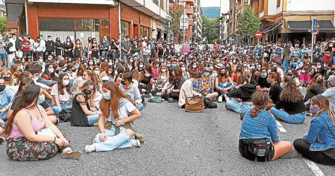 Amorebieta vivió ayer martes una nueva manifestación de condena contra la violencia.