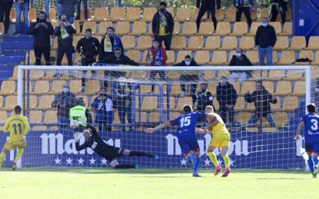 Juan Hernández dispara desde el punto de penalti y Mikel Saizar ataja el lanzamiento, aunque encaja el gol tras el rechace. Juan Hernández dispara desde el punto de penalti y Mikel Saizar ataja el lanzamiento, aunque encaja el gol tras el rechace.