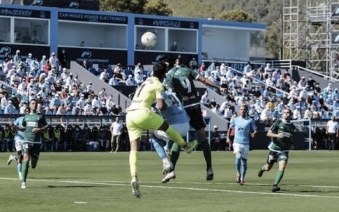 Acción que propició el gol del Amorebieta frente al Ibiza, obra de Obieta. Acción que propició el gol del Amorebieta frente al Ibiza, obra de Obieta.