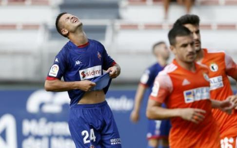 Guruzeta se lamenta de una ocasión fallida ante el Burgos. Guruzeta se lamenta de una ocasión fallida ante el Burgos.